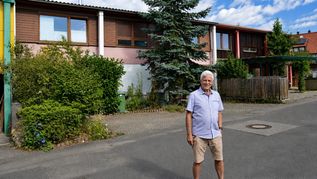 Der Böblinger Heimatforscher Reinhard Knoblich vor den Häusern in der Reußensteinstraße.